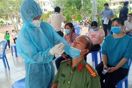 Lấy mẫu xét nghiệm cho người dân tại An Giang. (Ảnh minh họa: Công Mạo/TTXVN)