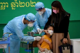 Nhân viên y tế tiêm vaccine ngừa COVID-19 cho một em nhỏ tại Phnom Penh, Campuchia ngày 17/9. (Ảnh: AFP/TTXVN)