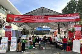 Một góc điểm bán hàng lưu động, hàng bình ổn tại khu chế xuất Tân Thuận, TP.HCM. (Ảnh: TTXVN)