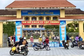 Sau khi phát hiện 3 ca nhiễm tại nhà trường, 81 học sinh và 26 giáo viên trường THPT Nguyễn Chí Thanh nhanh chóng chuẩn bị thực hiện cách ly tập trung ngay tại đơn vị. (Ảnh: Mai Trang/TTXVN)