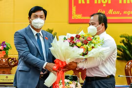 Ông Nguyễn Tiến Hải, Ủy viên Trung ương Đảng, Bí thư Tỉnh ủy, Chủ tịch HĐND tỉnh Cà Mau, tặng hoa chúc mừng ông Nguyễn Minh Luân (bên phải) được bầu giữ chức Phó Chủ tịch UBND tỉnh Cà Mau nhiệm kỳ 2021-2026. (Nguồn: VGP)