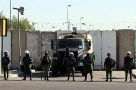 Binh sỹ Iraq gác tại khu vực Vùng Xanh ở Baghdad, sau vụ ám sát bất thành nhằm vào Thủ tướng Iraq Mustafa al-Kadhimi, ngày 7/11. (Ảnh: THX/TTXVN)