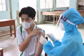 Các điểm tiêm lưu động ở các trường THPT trên địa bàn tỉnh Bến Tre, với tổng số hơn 38.000 em. (Ảnh: Chương Đài/TTXVN)