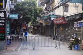 Hàng rào được dựng đầu ngõ 8, đường Lê Quang Đạo (Phú Đô, Nam Từ Liêm). (Ảnh: Tuấn Đức/TTXVN)