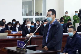 Bị cáo Nguyễn Mạnh Hùng (cựu Phó Tổng Giám đốc Tổng Công ty Đầu tư phát triển đường cao tốc Việt Nam - VEC, cựu Chủ tịch Hội đồng nghiệm thu cơ sở Dự án đường cao tốc Đà Nẵng-Quảng Ngãi) khai báo trước tòa. (Ảnh: Phạm Kiên/TTXVN)