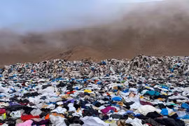 Một núi quần áo bị vứt bỏ tại sa mạc Atacama. (Nguồn: rte.ie)