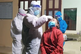 Trung tâm y tế huyện Yên Thế, Bắc Giang tiến hành lấy mẫu xét nghiệm COVID-19 cho người dân xã Hương Vĩ ngay trong đêm 1/11. (Ảnh: Đồng Thúy/TTXVN)