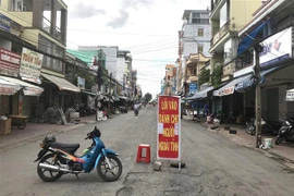Các cửa hàng kinh doanh tại Vĩnh Long. (Ảnh: Lê Thúy Hằng/TTXVN)