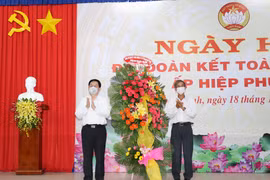 Trưởng Ban Tuyên giáo Trung ương Nguyễn Trọng Nghĩa tặng hoa chúc mừng ngày hội. (Ảnh: Lê Đức Hoảnh/TTXVN)