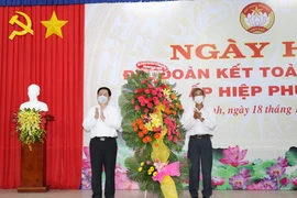 Trưởng Ban Tuyên giáo Trung ương Nguyễn Trọng Nghĩa tặng hoa chúc mừng ngày hội. (Ảnh: Lê Đức Hoảnh/TTXVN)