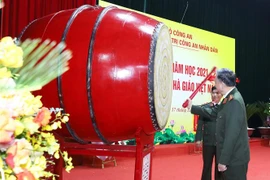 Bộ trưởng Bộ Công an Tô Lâm đánh trống khai giảng Học viên Chính trị Công an nhân dân năm học 2021-2022. (Ảnh: Phạm Kiên/TTXVN)