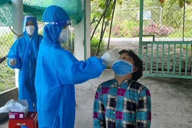 Lấy mẫu xét nghiệm COVID-19 cho người dân Vĩnh Long. (Ảnh: Lê Thúy Hằng/TTXVN)