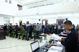 Đại diện Viện Kiểm sát đọc bản luận tội và đề nghị các mức án với 36 bị cáo trong phiên xử ngày 29/11. (Ảnh: Phạm Kiên/TTXVN)