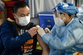Tiêm mũi vaccine tăng cường ngừa COVID-19 cho người dân tại Bắc Kinh, Trung Quốc ngày 23/10. (Ảnh: THX/TTXVN)