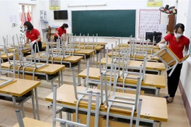 Các cô giáo và nhân viên Trường tiểu học Gia Cẩm (thành phố Việt Trì) vệ sinh lớp học, sẵn sàng đón học sinh trở lại. (Ảnh: Trung Kiên/TTXVN)