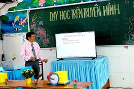 Sở GD&ĐT phối hợp với Đài Truyền hình Cần Thơ thiết kế bài học trên sóng truyền hình cho học sinh tiểu học tiếp cận. (Ảnh: Thu Hiền/TTXVN)