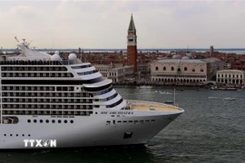 Tàu du lịch rời Venice, Italy, ngày 5/6/2021. (Ảnh: AFP/TTXVN)