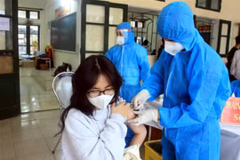 Tiêm vaccine phòng COVID-19 cho trẻ em từ 12-17 tuổi tại điểm tiêm trường THPT Lê Quý Đôn, thành phố Thái Bình. (Ảnh: Thế Duyệt/TTXVN)