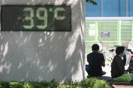 Bảng điện tử thông báo nhiệt độ tại thủ đô Seoul, Hàn Quốc ngày 22/7/2021. (Ảnh: YONHAP/TTXVN)