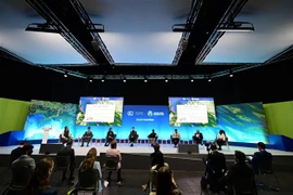 Các đại biểu tại một phiên thảo luận trong khuôn khổ Hội nghị lần thứ 26 Các bên tham gia Công ước khung của Liên hợp quốc về biến đổi khí hậu (COP26) tại Glasgow, Anh, ngày 5/11/2021. (Ảnh: AFP/TTXVN)