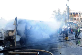 Lực lượng cứu hỏa dập lửa xe buýt chở các quân nhân Syria bị đánh bom ở Damascus, ngày 20/10. (Ảnh minh họa: AFP/TTXVN)