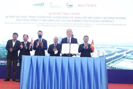 Becamex IDC và CPC ký kết hợp tác nhiều lĩnh vực phát triển thành phố thông minh Bình Dương thông qua hình thức trực tuyến. (Ảnh: Chí Tưởng/TTXVN)