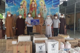 Giáo hội Phật giáo Việt Nam tỉnh Bạc Liêu hỗ trợ thiết bị, vật tư y tế phòng, chống dịch COVID-19. (Ảnh: Nhật Bình/TTXVN)