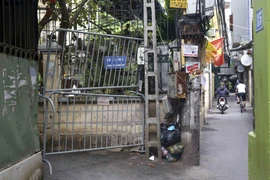 Hàng rào được dựng tại ngách 8/11/150/4, tổ dân phố số 5, đường Lê Quang Đạo. (Ảnh: Tuấn Đức/TTXVN)