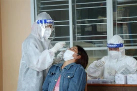 Lấy mẫu xét nghiệm sàng lọc trong cộng đồng tại thành phố Buôn Ma Thuột. (Ảnh: Tuấn Anh/TTXVN)