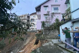 Vị trí sạt lở ngay đầu đường đèo Mimosa (phường 10, thành phố Đà Lạt), thuộc taluy âm. (Ảnh: Ngọc Dũng/TTXVN)