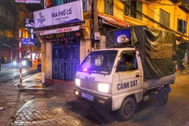 Lực lượng công an phường đi kiểm tra, nhắc nhở các hàng quán tại phố Tạ Hiện, quận Hoàn Kiếm. (Ảnh: Tuấn Đức/TTXVN)