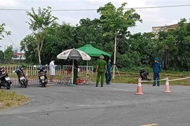 Lực lượng chức năng lập các chốt ở xã Thạch Trung. (Ảnh: TTXVN)