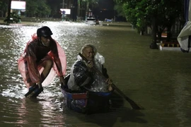 Người dân thành phố Tuy Hòa dùng ghe để di chuyển trên các tuyến phố. (Ảnh: Phạm Cường/TTXVN)