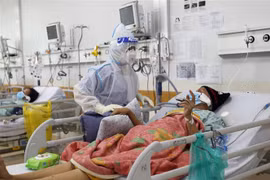 Các y, bác sỹ Bệnh viện hồi sức COVID-19 Thành phố Hồ Chí Minh thăm, khám điều bệnh nhân COVID-19 nặng. (Ảnh: Thanh Vũ/TTXVN)