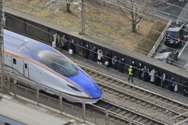 Tàu cao tốc shinkansen bị dừng trên đường ray do mất điện ở Saitama, gần Tokyo, Nhật Bản ngày 23/1/2024. (Ảnh: Kyodo/TTXVN)