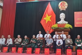 Lãnh đạo tỉnh Hòa Bình tặng quà tri ân các chiến sỹ, thanh niên xung phong, dân công hỏa tuyến trực tiếp tham gia Chiến dịch Điện Biên Phủ. (Ảnh: Vũ Hà/TTXVN)