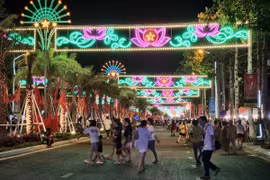 Không gian phố đi bộ về đêm trên đường 16 tháng 4 (thành phố Phan Rang - Tháp Chàm, Ninh Thuận). (Ảnh: Nguyễn Thành/TTXVN)