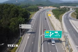 Phương tiện lưu thông trên tuyến cao tốc Cam Lộ-La Sơn. (Ảnh: TTXVN)