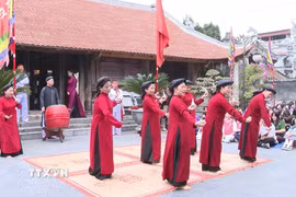 Các nghệ nhân làng Xoan gốc biểu diễn Hát Xoan tại Đình Hùng Lô, xã Hùng Lô, thành phố Việt Trì đã thu hút đông đảo người dân và du khách tham gia. (Ảnh TTXVN phát) 