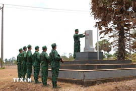Bộ đội biên phòng Tây Ninh kiểm tra cột mốc tại biên giới. (Ảnh: TTXVN phát)