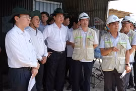 Bí thư Thành ủy Cần Thơ Nguyễn Văn Hiếu kiểm tra công trường thi công đường Vành đai phía Tây tại quận Ô Môn. (Ảnh: Thanh Liêm/TTXVN)