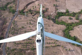 Cánh quạt của trụ điện gió Nhà máy Điện gió Ià Le 1 của Công ty Cổ phần đầu tư phát triển Điện gió Cao Nguyên 1 bị gãy gập. (Ảnh: Hoài Nam/TTXVN)