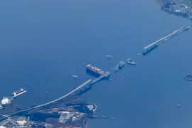 Hiện trường vụ sập cầu Francis Scott Key ở thành phố Baltimore, bang Maryland (Mỹ), sau khi bị tàu chở hàng đâm trúng, ngày 31/3/2024. (Ảnh: AFP/TTXVN)