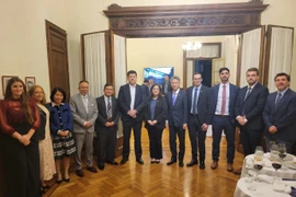 Đại sứ Việt Nam tại Argentina, Ngô Minh Nguyệt, cùng các đại biểu tại buổi làm việc với Bộ trưởng Công Thương Paraguay, Javier Gimenez. (Ảnh: Đại sứ quán Việt Nam tại Argentina)