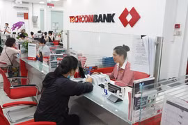 Khách hàng giao dịch tại Ngân hàng TechcomBank. (Ảnh: Thanh Tân/TTXVN)