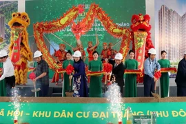 Các đại biểu thực hiện nghi thức khởi công xây dựng dự án nhà ở xã hội Khu dân cư Đại Thắng. (Ảnh: Quân Trang/TTXVN)
