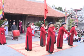 Các nghệ nhân làng Xoan gốc biểu diễn Hát Xoan tại Đình Hùng Lô, xã Hùng Lô, thành phố Việt Trì đã thu hút đông đảo người dân và du khách tham gia. (Ảnh TTXVN phát)