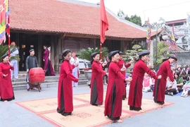 Các nghệ nhân làng Xoan gốc biểu diễn Hát Xoan tại Đình Hùng Lô, xã Hùng Lô, thành phố Việt Trì đã thu hút đông đảo người dân và du khách tham gia. (Ảnh TTXVN phát)