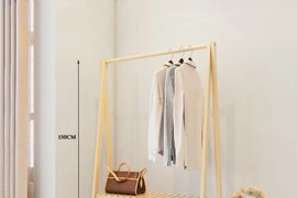 Kệ gỗ treo quần áo. (Ảnh minh họa. Nguồn: Shopee)