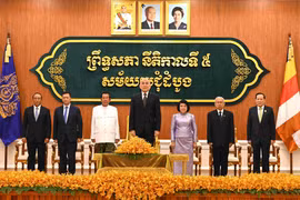 Quốc vương Campuchia Norodom Sihamoni (giữa) chủ trì phiên khai mạc kỳ họp đầu tiên Thượng viện Campuchia khóa 5. (Ảnh: AKP/TTXVN phát)